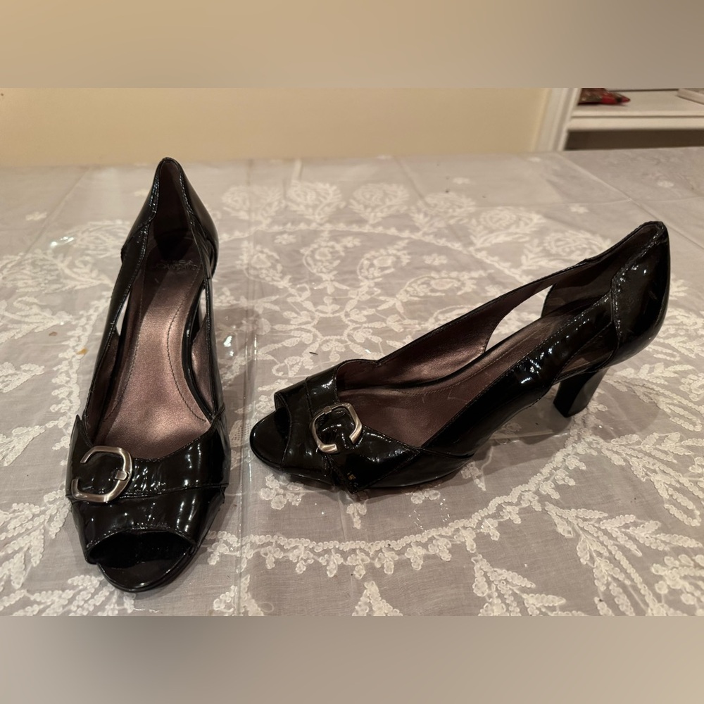 Black Glossy medium heeled pumps. Size: 8M